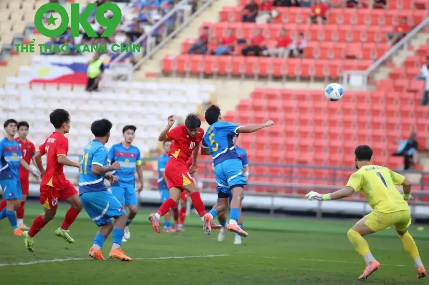 Lê Văn Thuận mở tỷ số với cú đánh đầu xuất thần ở phút 89 Lê Văn Thuận mở tỷ số với cú đánh đầu xuất thần ở phút 89