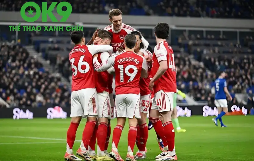 Arsenal hưởng lợi lớn từ sai lầm của VAR (Ảnh: GOAL)