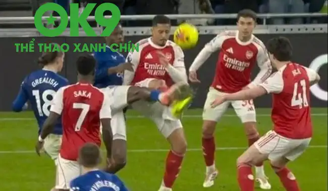 Tình huống va chạm giữa Saliba và Barry